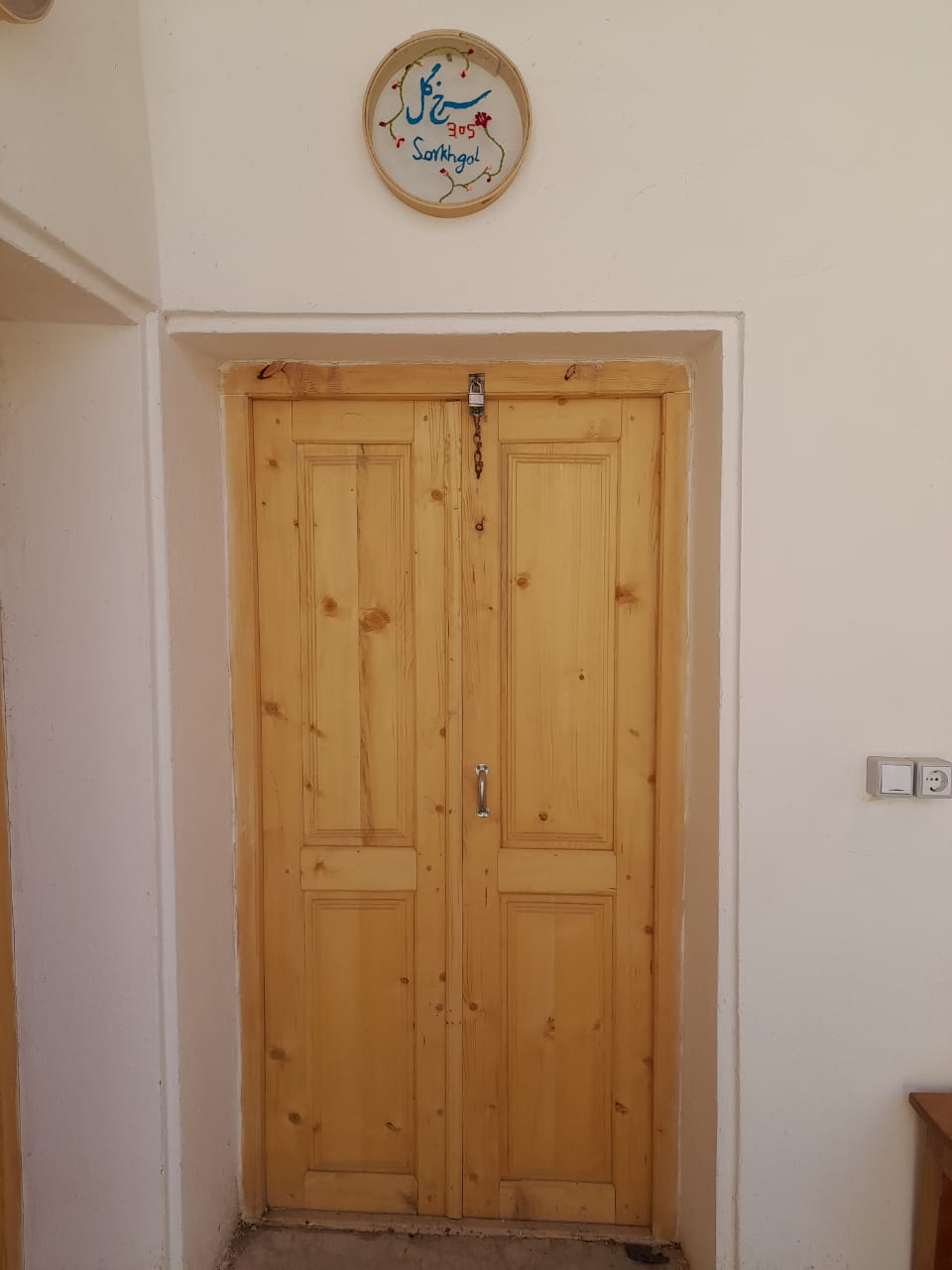 سرخ گل (ظرفیت 2 تخت سینگل با قابلیت یک نفر کف خواب)